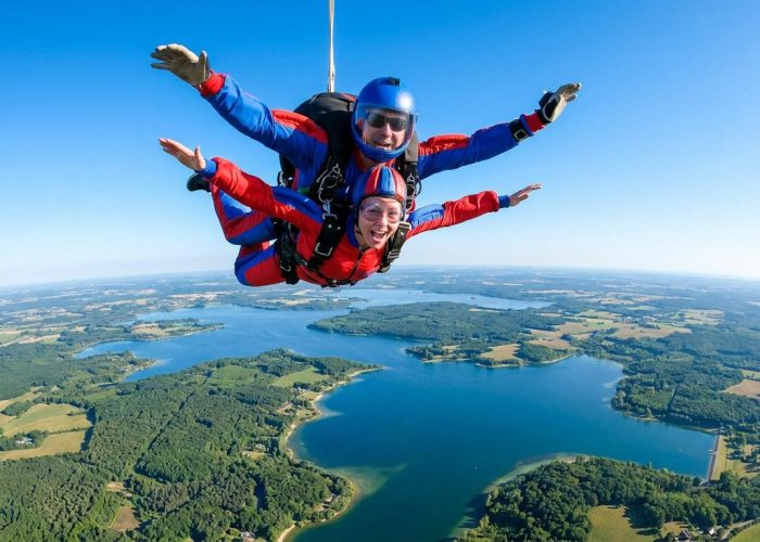Un tandem de parachutistes en chute libre au-dessus des lacs de la Forêt d'Orient près de Troyes.